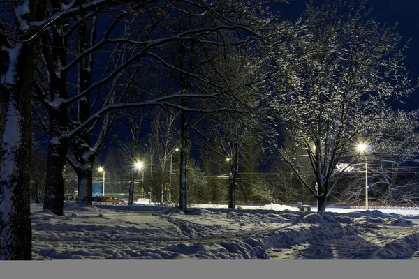 Cidade noturna no inverno, toda coberta de neve. Mogilev Belaru — Fotografia de Stock