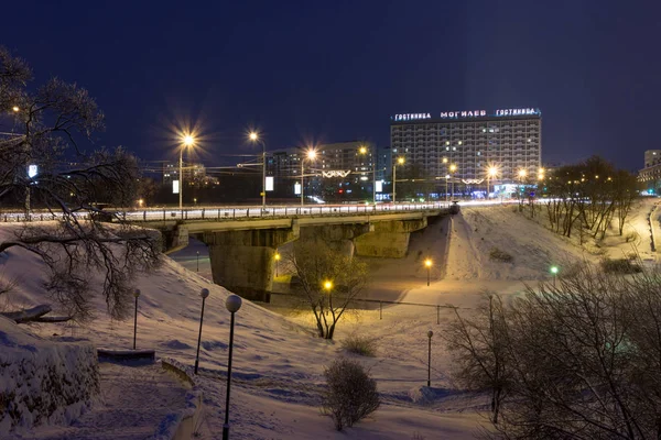 Nächtliches Stadtbild im Winter, alles mit Schnee bedeckt. mogilev weißrussland Stockfoto