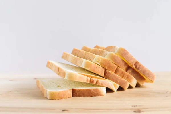 Pão liso fatiado na mesa de madeira — Fotografia de Stock