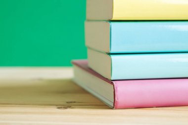 ahşap bir masa üzerine kitaplar