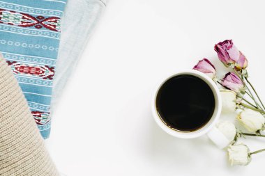 bir fincan kahve ve kuru gül çiçek ve vintage giyim beyaz arka plan üzerinde izole. Üstten Görünüm