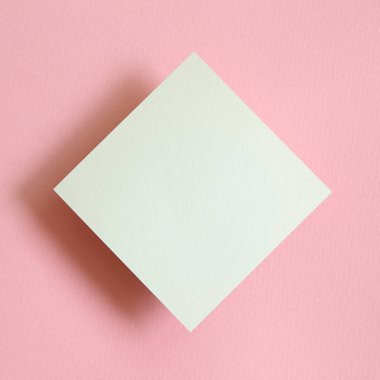 pembe kağıt arka plan üzerinde basit boş kağıt