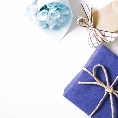 Mavi Hediyelik ve beyaz zemin üzerine mavi çiçek buketi