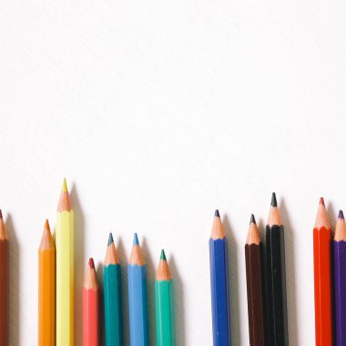 Beyaz arkaplanda renkli kalemler