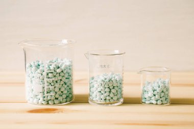 Bilimsel deney, ahşap masa üzerinde laboratuvar kabı