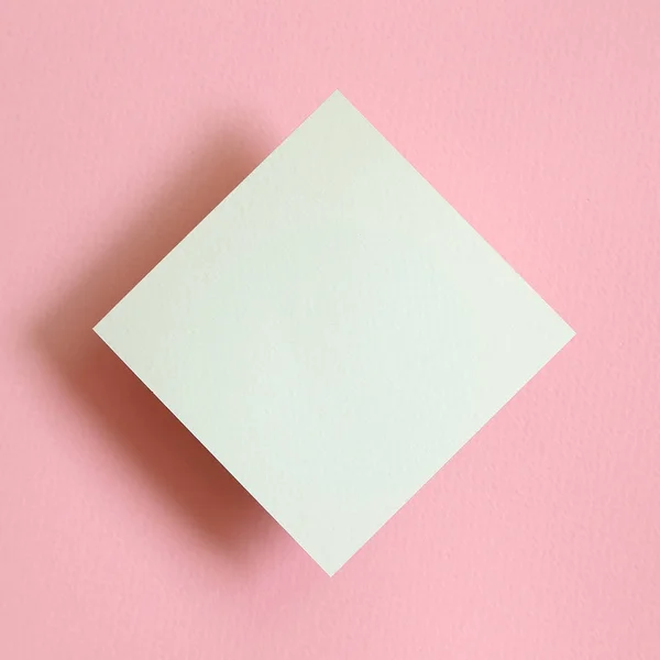 Papier blanc simple sur fond de papier rose — Photo