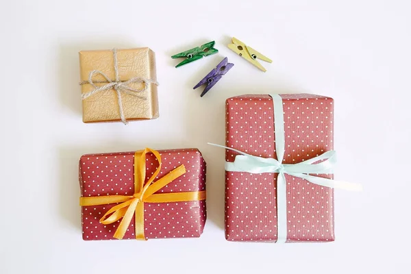 Montones de cajas de regalo sobre fondo blanco —  Fotos de Stock