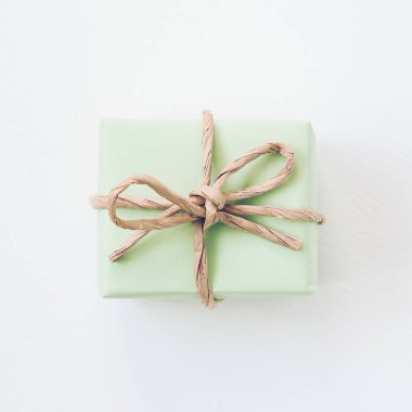 hediye izole beyaz zemin üzerine