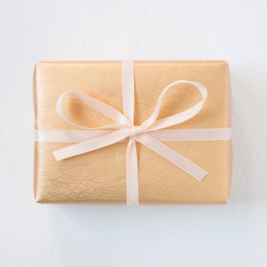 hediye kutusu beyaz arkaplanda izole edildi