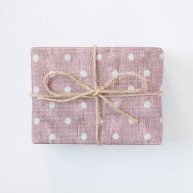 hediye kutusu beyaz arkaplanda izole edildi