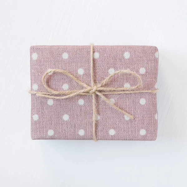 hediye kutusu beyaz arkaplanda izole edildi