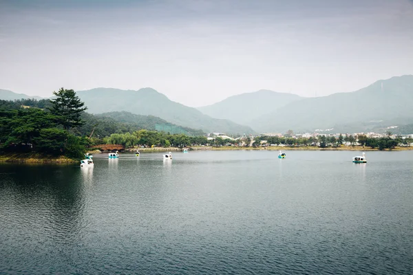 韩国Jecheon的Uirimji水库，湖上有山的鸭子船 — 图库照片