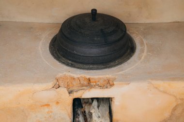 Kore geleneksel mutfak şömine ve demir pota