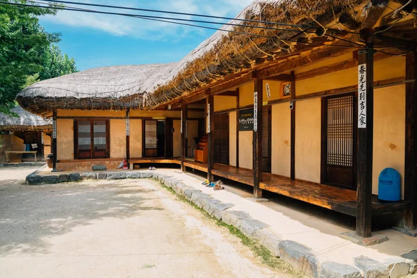 Casa tradicional coreana en el día de verano — Foto de Stock
