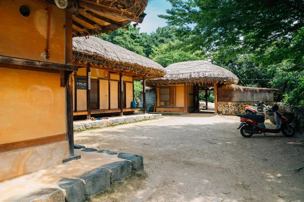 Casa tradicional coreana no dia de verão — Fotografia de Stock