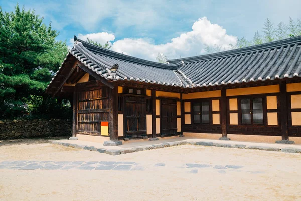 Koreaanse traditioneel huis bij zomerdag — Stockfoto