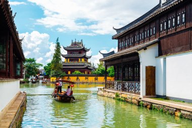 Shanghai, Çin - 8 Ağustos 2016: Çin geleneksel mimarisi ile kanal Shanghai Zhujiajiao su şehir gemilerde