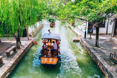 Shanghai, Çin - 8 Ağustos 2016: Ağaç kanal Shanghai Zhujiajiao su kenti Çin geleneksel tekneler