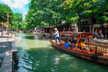 Shanghai Zhujiajiao kanalda üzerinde ahşap tekneler