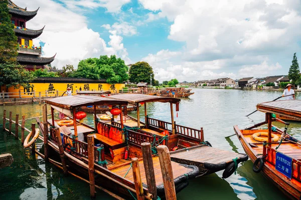 Деревянные лодки на канале в Шанхае Zhujiajiao — стоковое фото