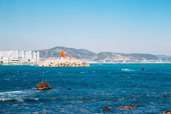 Wellenbrecher und Leuchtturm im Hafen von Jeongja in Ulsan, Korea — Stockfoto