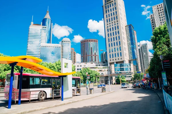 Shanghai edificios modernos y parada de autobús — Foto de Stock