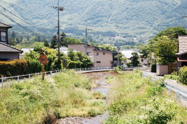 Nehir ve kırsal görünümü Yufuin, Japonya