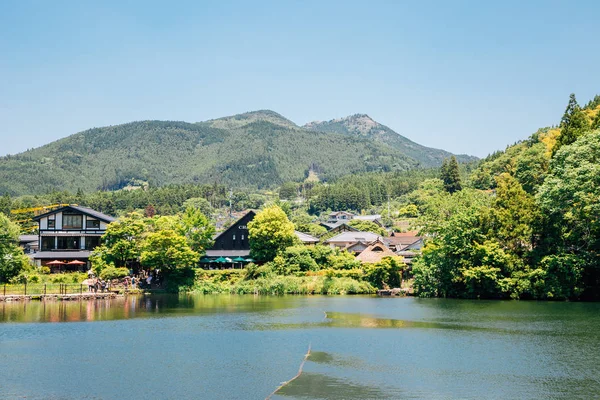 Yufuin Kinrinko, озеро Kinrin і зелені ліси в Японії — стокове фото