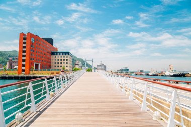 Mavi kanat moji Köprüsü ve deniz Mojiko retro şehirde, Japonya