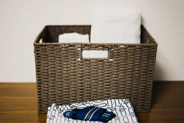 Yukata japonés y toalla en cesta — Foto de Stock