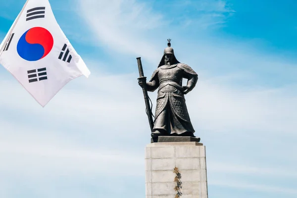 한국 국기 서울에서 Taegeukgi와 제 독 이순신 태양-신 동상 — 스톡 사진