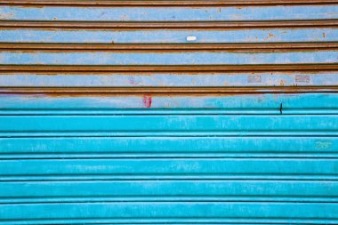 Eski mavi perde kapı