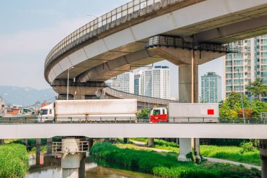 Bir yükseltilmiş yol ve Cheonggye akışı Seul, Kore