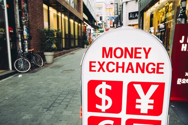Sinal de troca de dinheiro na rua Seul — Fotografia de Stock