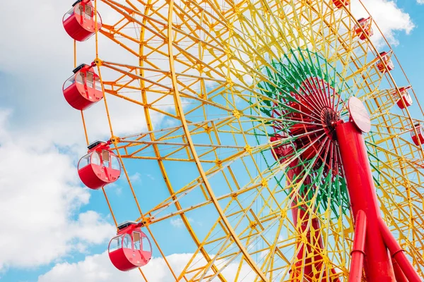 Rueda de la fortuna con cielo azul en Kobe, Japón —  Fotos de Stock