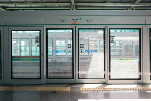 Puerta de la pantalla de la estación Oksu en Seúl, Corea — Foto de Stock