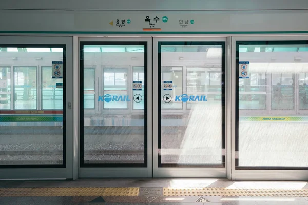 Oksu estação porta da tela da plataforma em Seul, Coréia — Fotografia de Stock