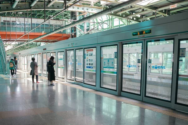 Puerta de la pantalla de la estación Oksu con pasajero en Seúl, Corea — Foto de Stock