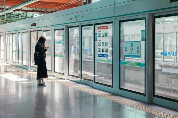 Puerta de la pantalla de la estación Oksu con pasajero en Seúl, Corea — Foto de Stock