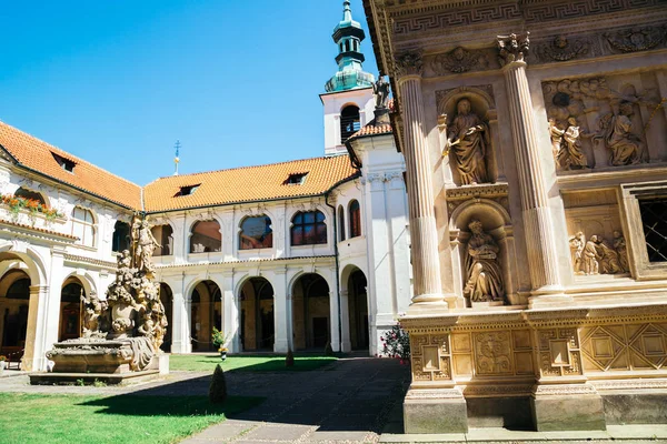 Iglesia Loreta antigua arquitectura en Praga, República Checa — Foto de Stock