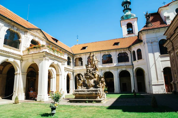 Iglesia Loreta antigua arquitectura en Praga, República Checa — Foto de Stock