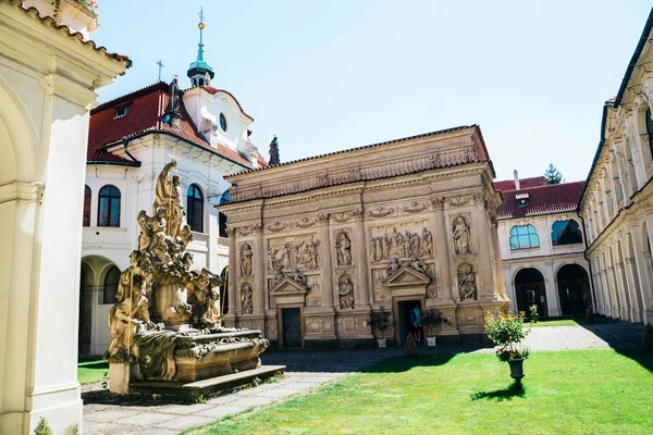 Iglesia Loreta antigua arquitectura en Praga, República Checa — Foto de Stock