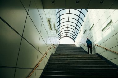 Metro çıkış merdivenlerde yürüyen adam