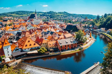 Cesky Krumlov şehir manzarası ve Çek Vltava nehri