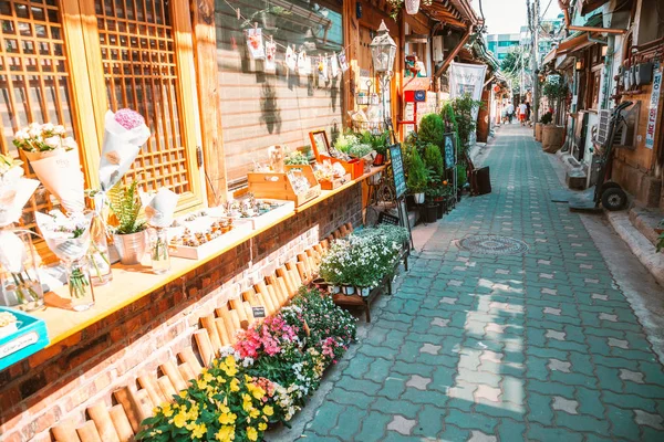 Blomsteraffär i koreanska gamla gatan — Stockfoto