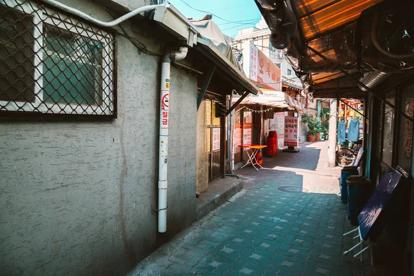 Koreanska gamla hus och gata i Seoul — Stockfoto