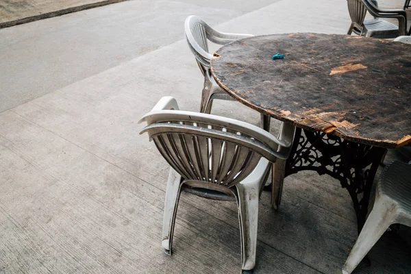 Mesa y silla de madera vacías — Foto de Stock