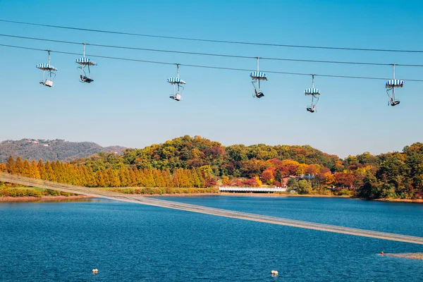 Lago e outono bordo e elevador cadeira em Seul grande parque, Coréia — Fotografia de Stock