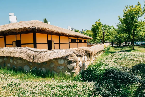 富川上洞湖公園、韓国で韓国の伝統的な家 — ストック写真