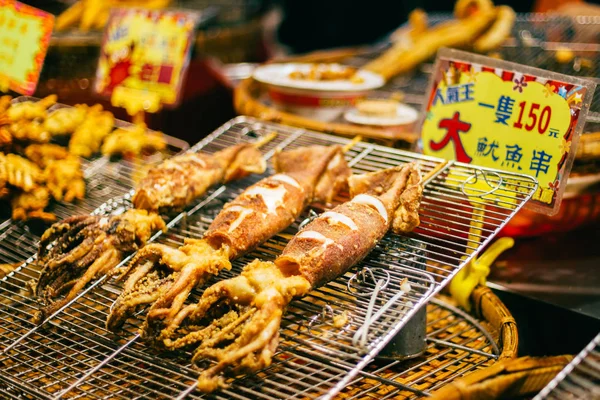 Calamar frit sur le marché asiatique de Bali, Taiwan — Photo